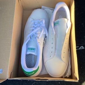 Never Worn. One shoes string is missing. Shoes still Clean with Tag